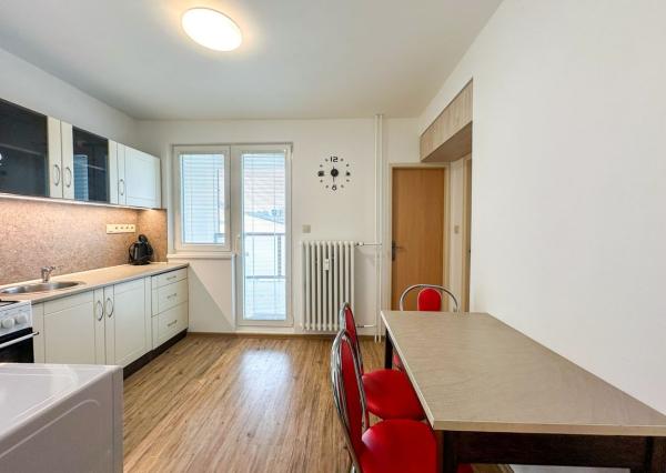 Prenájom | 2-izbový byt po rekonštrukcii s balkónom, Martin - Priekopa