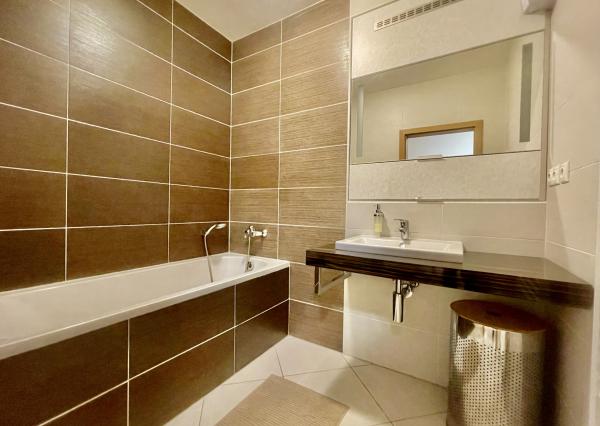 Priestranný 2i byt s parkovaním na prenájom – Kadnárova