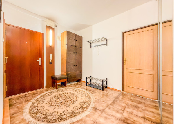 Predaj | Priestranný 2-izbový byt s parketami, Hlinská