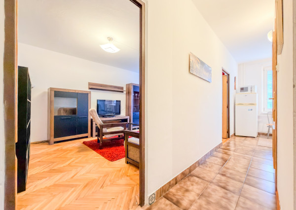 Predaj | Priestranný 2-izbový byt s parketami, Hlinská