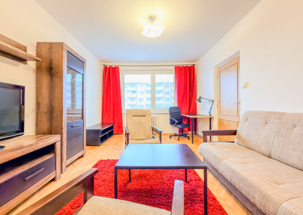 Predaj | Priestranný 2-izbový byt s parketami, Hlinská