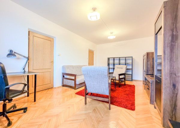 Predaj | Priestranný 2-izbový byt s parketami, Hlinská