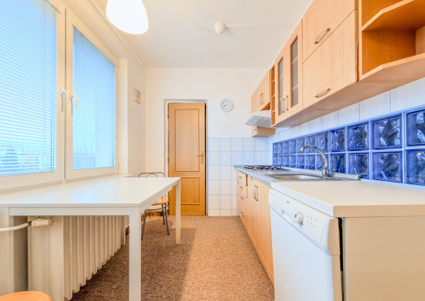 Predaj | Priestranný 2-izbový byt s parketami, Hlinská