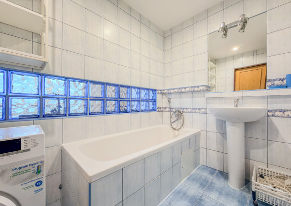 Predaj | Priestranný 2-izbový byt s parketami, Hlinská