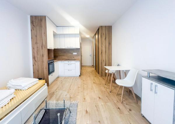 Prenájom | Moderná garsónka so zariadením a balkónom, KNM