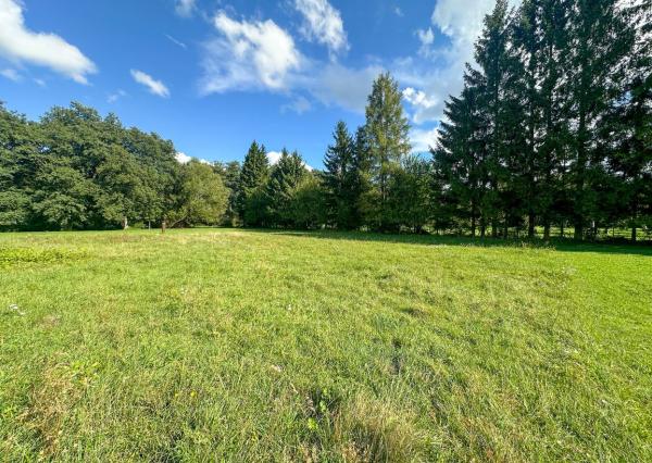 Predaj | Slnečný stavebný pozemok s rovinatým terénom, Jazernica