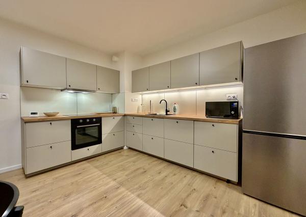 Prenájom 2-izbový byt s loggiou a garážou – Biely kríž