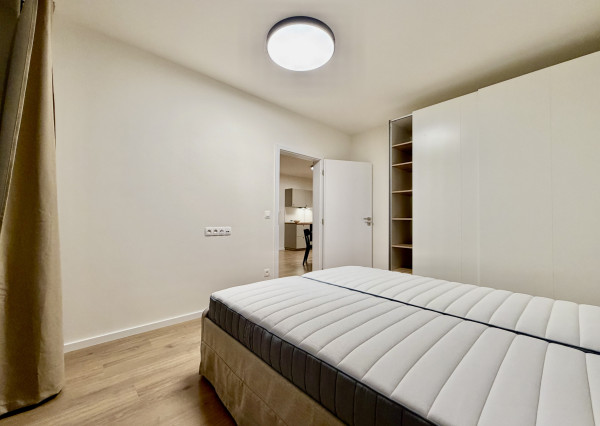 Prenájom 2-izbový byt s loggiou a garážou – Biely kríž