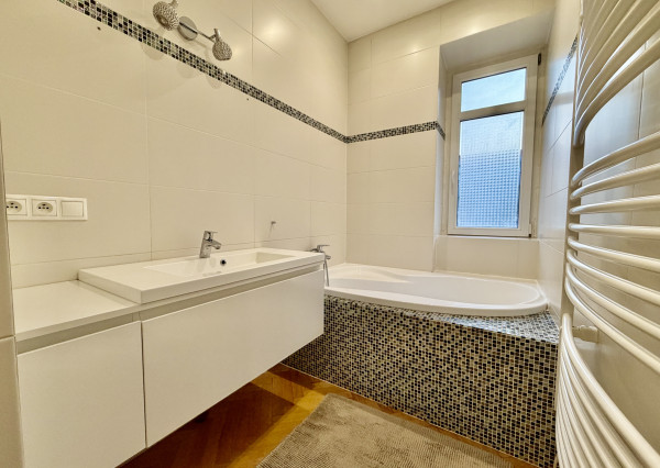 Prenájom 3-izbový byt s balkónom a výťahom – centrum BA