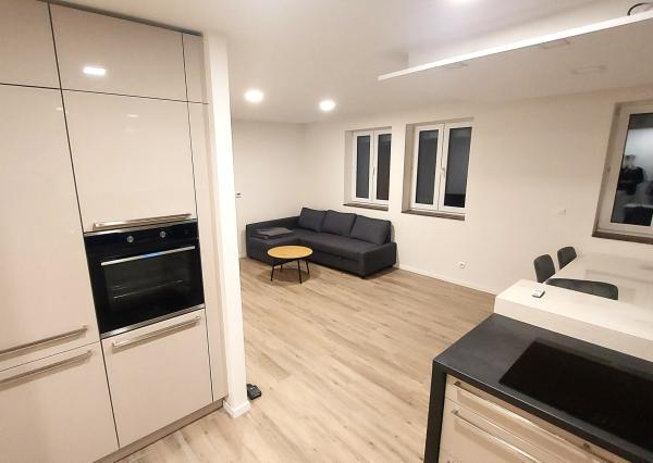 PRENÁJOM – Moderný 2i, byt, kompletne zariadený, Moskovská ul., BA.