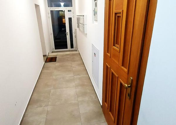 PRENÁJOM – Moderný 2i, byt, kompletne zariadený, Moskovská ul., BA.