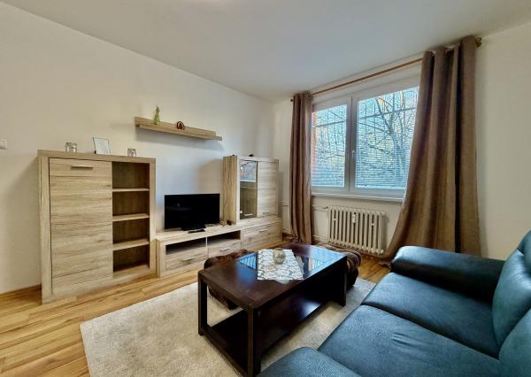 Priestranný 2i byt (56 m²) na prízemí v tichom Ružinove