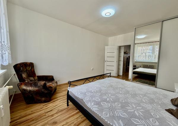 Priestranný 2i byt (56 m²) na prízemí v tichom Ružinove