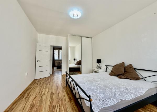 Priestranný 2i byt (56 m²) na prízemí v tichom Ružinove
