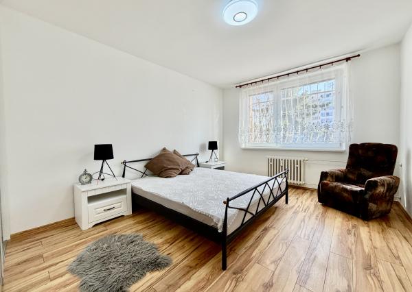 Priestranný 2i byt (56 m²) na prízemí v tichom Ružinove