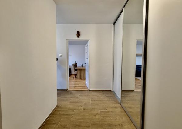 Priestranný 2i byt (56 m²) na prízemí v tichom Ružinove