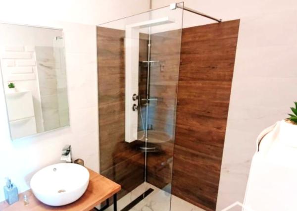 Bungalov, 4i, s krásnou a priestrannou záhradou, ostrov Vir.