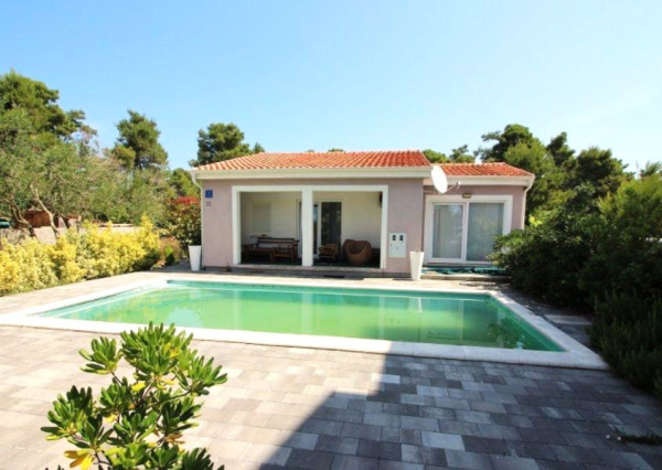 Bungalov, 4i, s krásnou a priestrannou záhradou, ostrov Vir.