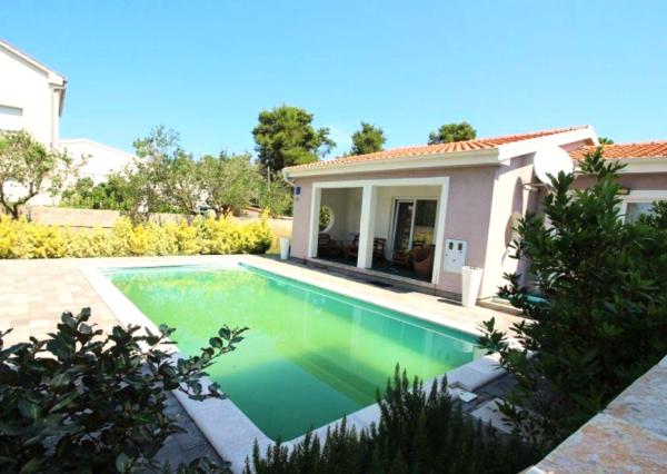 Bungalov, 4i, s krásnou a priestrannou záhradou, ostrov Vir.