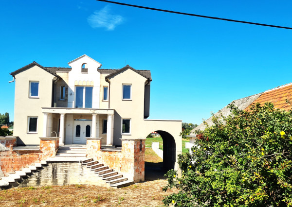 NA PREDAJ - Vila, v obci Moča, okr. Komárno s výhľadom na Dunaj.