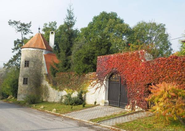 Historický kaštieľ s výnimočným investičným potenciálom v srdci západného Slovenska
