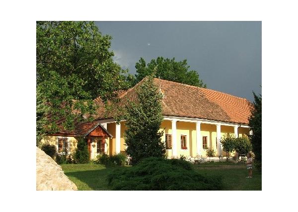 Historický kaštieľ s výnimočným investičným potenciálom v srdci západného Slovenska
