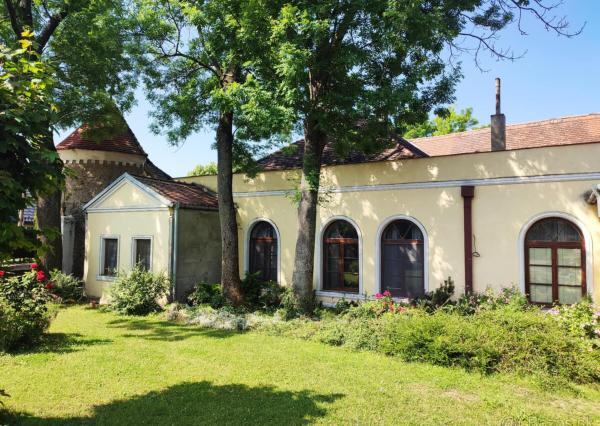 Historický kaštieľ s výnimočným investičným potenciálom v srdci západného Slovenska