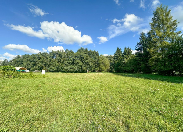 Predaj | Slnečný stavebný pozemok s rovinatým terénom, Jazernica