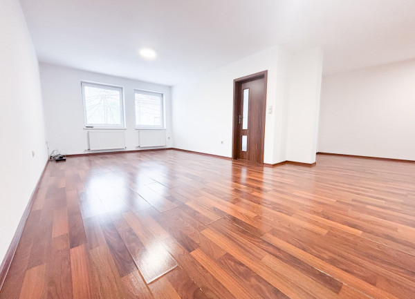 Prenájom | Priestranný 2-izbovy byt s parkovaním, KNM