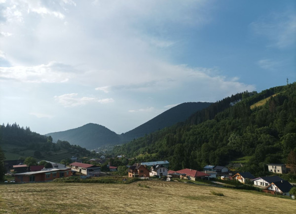 Stavebný pozemok 700 m² – Snežnica, len 8 minút od Žiliny