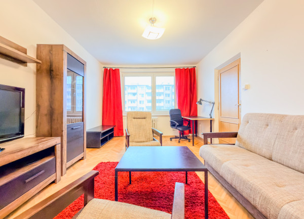 Predaj | Priestranný 2-izbový byt s parketami, Hlinská