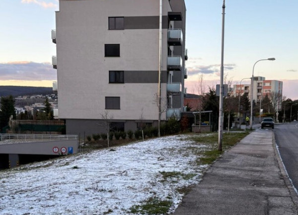 PREDAJ – gárážové miesto v rezidenčnom areáli, Drotárska cesta, Staré Mesto.