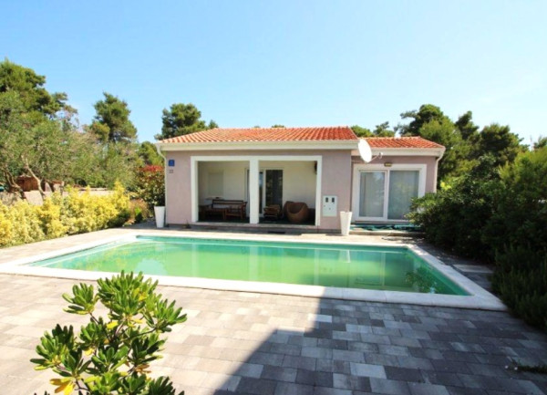 Bungalov, 4i, s krásnou a priestrannou záhradou, ostrov Vir.