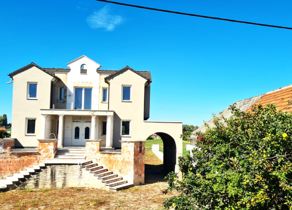 NA PREDAJ - Vila, v obci Moča, okr. Komárno s výhľadom na Dunaj.