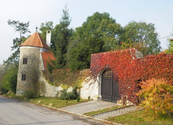 Historický kaštieľ s výnimočným investičným potenciálom v srdci západného Slovenska